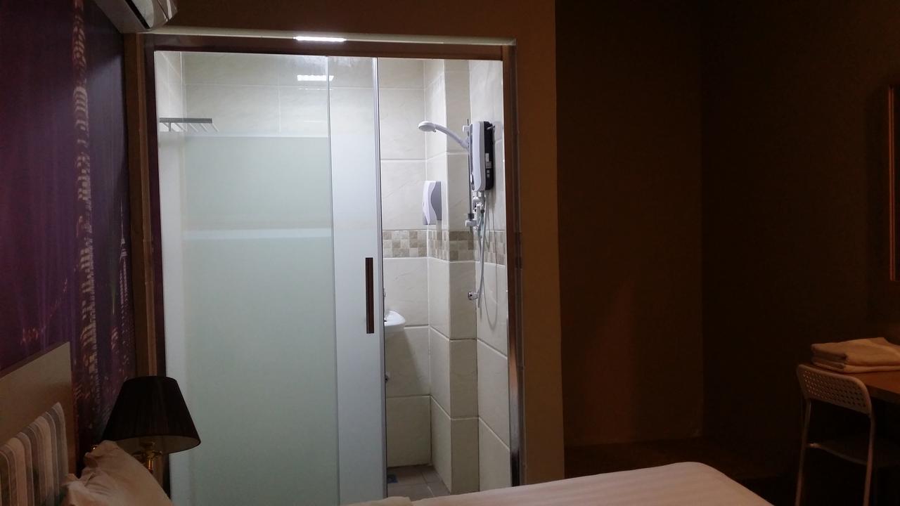 Om Hotel Simpang Ampat  Exterior photo